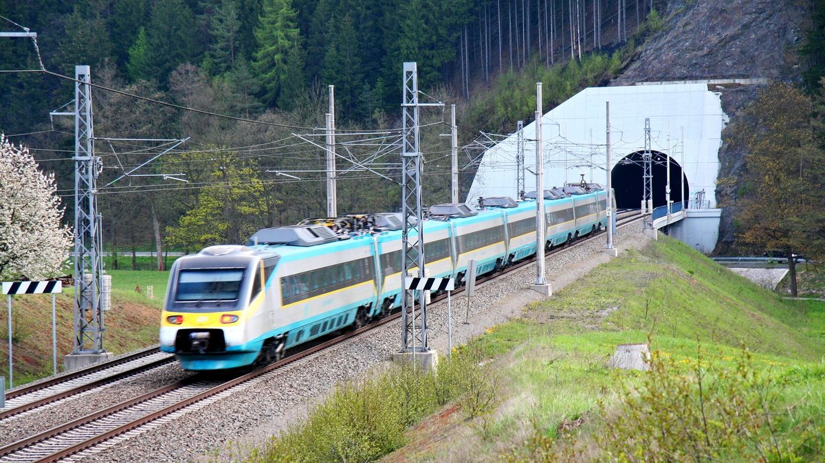 Na severní Moravě vlaky srazily dvě osoby